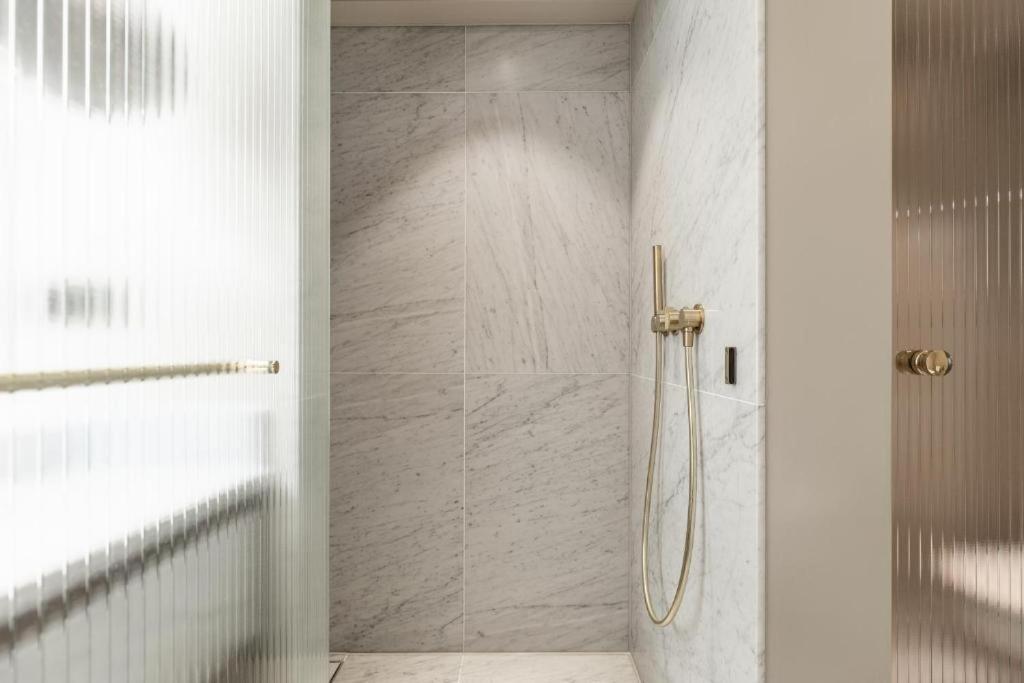 Hotel 717 Amsterdam Zewnętrze zdjęcie A shower