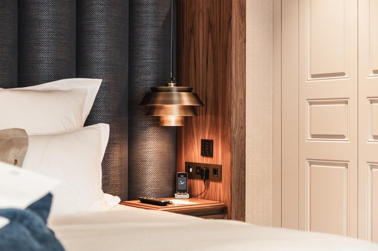 Hotel 717 Amsterdam Zewnętrze zdjęcie A bedside table with a built-in USB charger