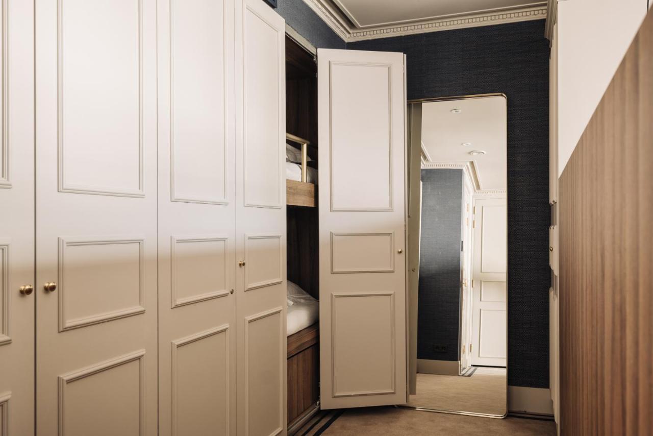 Hotel 717 Amsterdam Zewnętrze zdjęcie A typical wardrobe