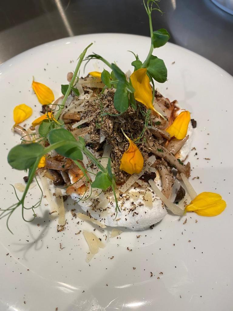 Hotel 717 Amsterdam Zewnętrze zdjęcie A dish of goat's cheese with honey and flowers