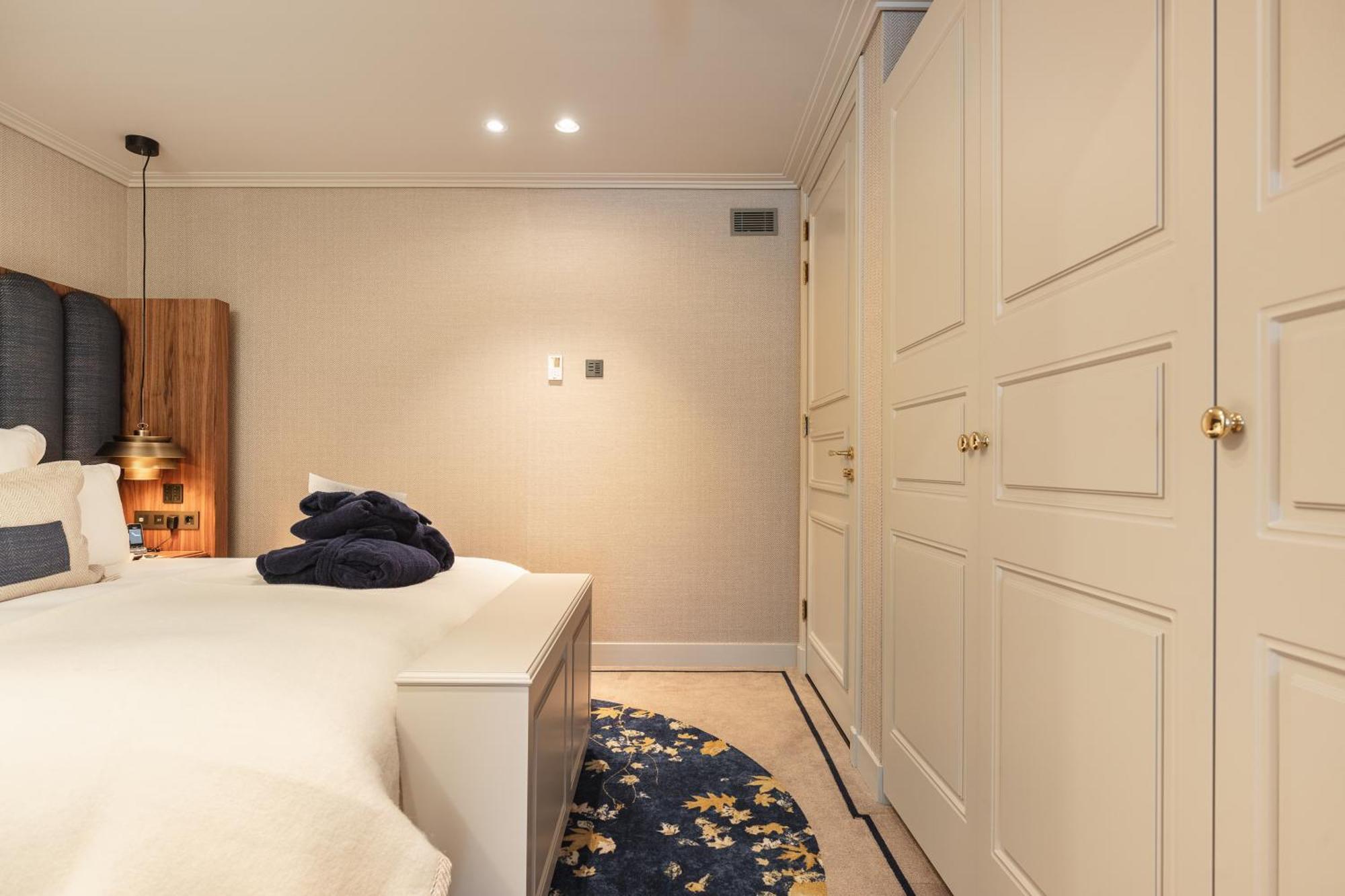 Hotel 717 Amsterdam Zewnętrze zdjęcie A bedroom with a built-in wardrobe